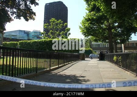 Londres, Royaume-Uni. 17 juin 2017. Les restes carbonisés de la tour pendant les séquelles.UN incendie causé par une panne électrique dans un réfrigérateur, a éclaté dans le bloc de 24 appartements de la tour Grenfell à North Kensington, dans l'ouest de Londres où 72 personnes sont mortes, plus de 70 autres ont été blessés et 223 personnes ont échappé. Crédit : David Mbiyu/SOPA Images/ZUMA Wire/Alay Live News Banque D'Images