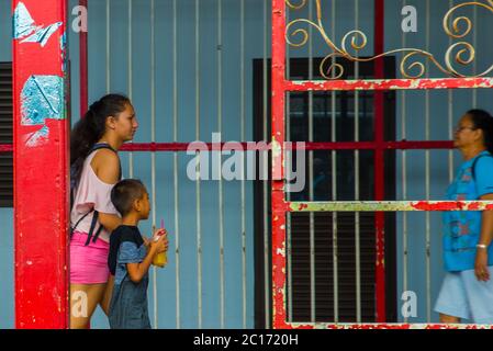 Vue sur le marché de Papeete, un grand marché public couvert vendant des souvenirs, de l'artisanat et de la nourriture locaux dans le centre-ville de Papeete, Tahiti, Banque D'Images