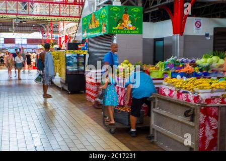 Vue sur le marché de Papeete, un grand marché public couvert vendant des souvenirs, de l'artisanat et de la nourriture locaux dans le centre-ville de Papeete, Tahiti, Banque D'Images