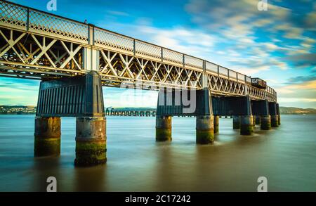 Image en exposition prolongée du pont de Tay Rail au coucher du soleil, Dundee, Écosse, Royaume-Uni. Banque D'Images