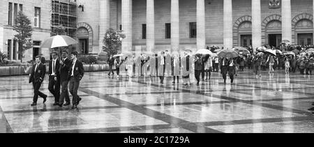 Image monochrome (noir et blanc) des élèves, du personnel et des parents de l'école secondaire Dundee à City Square, Dundee après la cérémonie de remise des diplômes de l'école dans le Caird Hall.