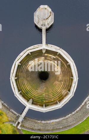 Vue aérienne de l'évacuateur de bellmouth au réservoir de Whiteadder dans East Lothian. Écosse, Royaume-Uni. Banque D'Images