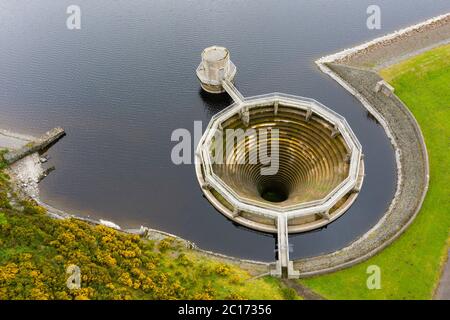 Vue aérienne de l'évacuateur de bellmouth au réservoir de Whiteadder dans East Lothian. Écosse, Royaume-Uni. Banque D'Images