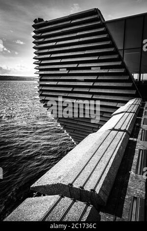 Image monochrome (noir et blanc) de l'aspect sud-est du bâtiment V&A Dundee, Dundee, Écosse, Royaume-Uni. Banque D'Images