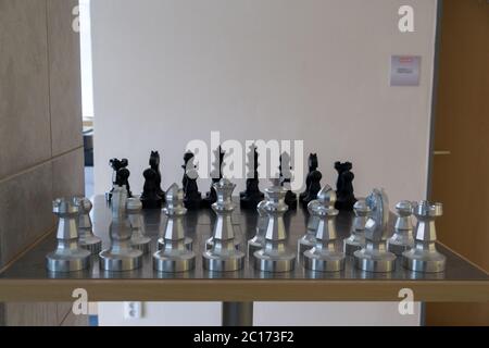 Figures d'échecs sur le plateau d'échecs Banque D'Images