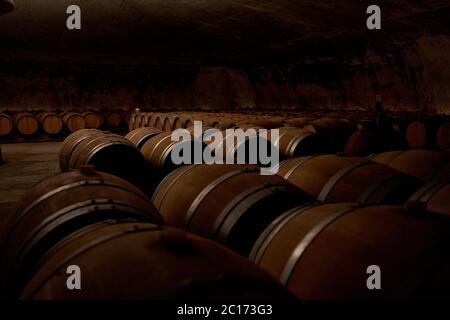 Fûts de vin en stockage souterrain au Château la Gaffeliere, un vignoble de classe cru 1 er Banque D'Images