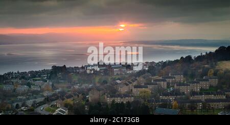 Le soleil vu à travers les nuages au-dessus de l'estuaire de Tay de Dundee Law, Dundee, Écosse, Royaume-Uni. Banque D'Images