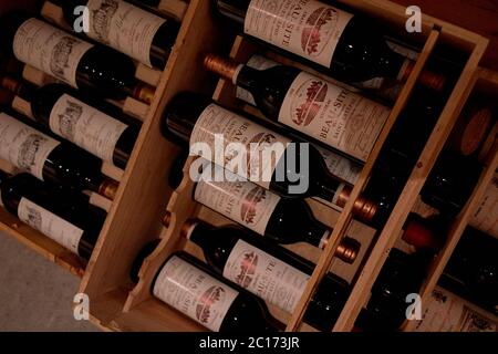 Caisse en bois de bouteilles de vin rouge Chateau Beau-Site Saint-Estephe posée en biais dans une cave de négociants en vins, Saint-Emilion, Bordeaux, France Banque D'Images
