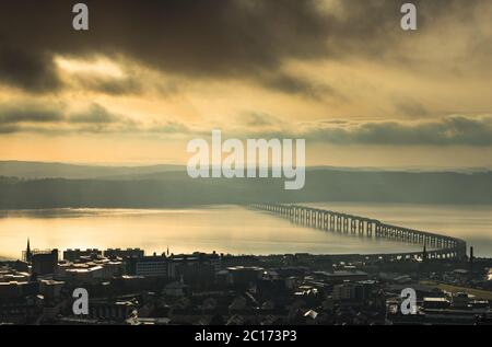 La ville de Dundee et le pont ferroviaire Tay de Dundee Law, Dundee, Écosse, Royaume-Uni. Banque D'Images