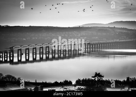 Image monochrome du pont de Tay Rail Bridge de Dundee, Écosse, Royaume-Uni. Banque D'Images