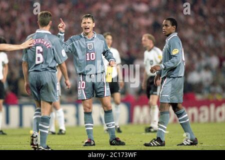 Football, firo: Championnat d'Europe de football 26.06.1996 Euro Euro 1996 demi-finale, phase de knock, demi-finale, archive photo, archive images Allemagne - Angleterre 6: 5 in, After penalty Shoot-out Teddy Sheringham, figure entière, geste, avec, et, Paul Ince, Gareth Southgate | utilisation dans le monde entier Banque D'Images