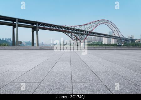 Étage vide avec pont en acier en ville moderne Banque D'Images