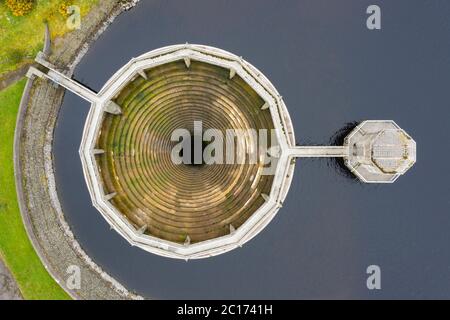 Vue aérienne de l'évacuateur de bellmouth au réservoir de Whiteadder dans East Lothian. Écosse, Royaume-Uni. Banque D'Images