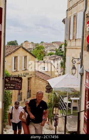 Les petites rues et ruelles de la ville médiévale historique de Saint Emilion à Saint Emilion à Bordeaux Banque D'Images