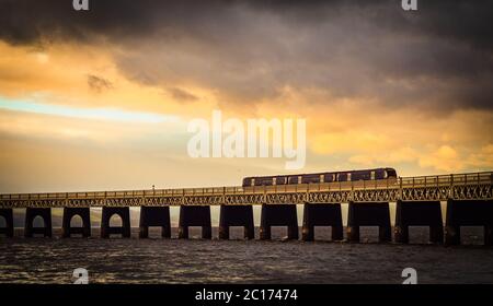 Train traversant le pont ferroviaire Tay Rail, Dundee, Écosse, Royaume-Uni. Banque D'Images