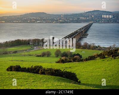 Vue sur Dundee et le pont de Tay Road, depuis Northfield, Fife, Écosse, Royaume-Uni. Banque D'Images