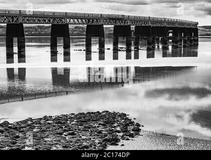 Image monochrome du pont de Tay Rail à marée basse de Dundee, Écosse, Royaume-Uni. Banque D'Images