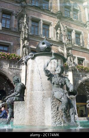 La fontaine Fischbrunnen et les sculptures sur Marienplatz (place Mary) à Munich en Allemagne Banque D'Images