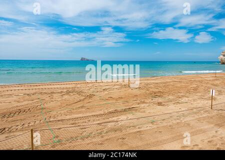 Vider les plages fermées de Benidorm en raison de la quarantaine pandémique du coronavirus. Les plages sont prêtes à être rouvertes Banque D'Images