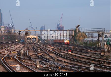 South West trains de banlieue intérieure de classe 456 passant par Clapham Junction, sud de Londres, avec les grues sur la ligne d'horizon de Londres. Banque D'Images