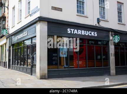 Henley-on-Thames, Royaume-Uni - Mai 16 2020 : la façade du café Starbucks sur Bell Street Banque D'Images