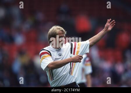 GROSSBRITANNIEN. 29 avril 2020. Football, firo: Championnat d'Europe de football 23.06.1996 Championnat d'Europe d'Europe 1996 quarts de finale, phase de knock, archive photo, archive images Allemagne - Croatie 2: 1 Jurgen Klinsmann, demi-figure, geste | usage dans le monde crédit: dpa/Alay Live News Banque D'Images