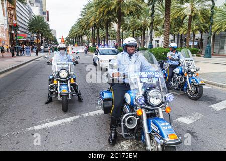 New Orleans Louisiana,centre-ville,Canal Street,Festival of India,Hare Krishna,Hindouisme,religion,parade,police,escorte de moto,Black man hommes homme adulte Banque D'Images