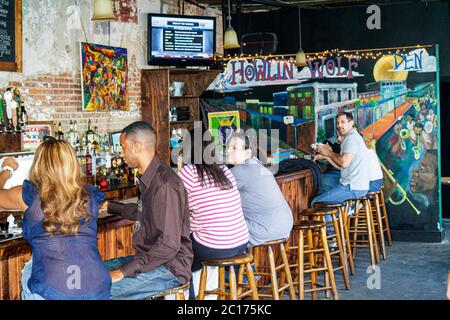 New Orleans Louisiana, Warehouse District, Howlin Wolf Den, bar-salon pub, salon, salle de musique live, tabouret, Black man hommes hommes, femme femmes femmes, patron, Banque D'Images