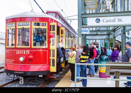 New Orleans Louisiana,RTA,Regional Transit Authority,RTA,Riverfront Streetcar Line,Canal Street stop,tram,trolley,open door,embarquement,ligne,file d'attente,man me Banque D'Images