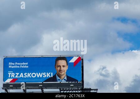 Bannière présentant Rafal Trzaskowski, représentant du parti polonais Platforma Obywatelska (plate-forme civique) candidat pour la présidence de la Pologne Banque D'Images