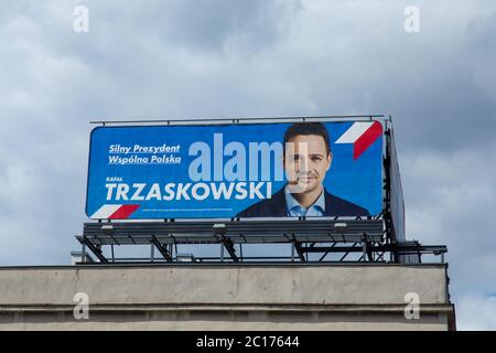 Bannière présentant Rafal Trzaskowski, représentant du parti polonais Platforma Obywatelska (plate-forme civique) candidat pour la présidence de la Pologne Banque D'Images