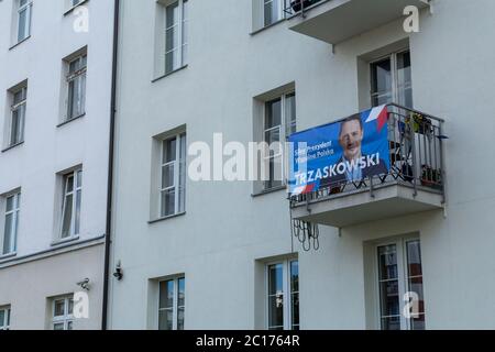 Bannière présentant Rafal Trzaskowski, représentant du parti polonais Platforma Obywatelska (plate-forme civique) candidat pour la présidence de la Pologne Banque D'Images