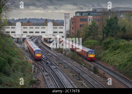 Trains South West trains de banlieue intérieurs de classe 456 arrivant et partant de la gare de Surbiton sur la ligne principale très fréquentée du sud-ouest Banque D'Images