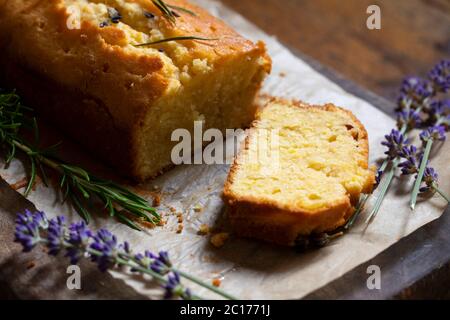 Gateau Au Citron Avec Romarin Et Lavande Photo Stock Alamy