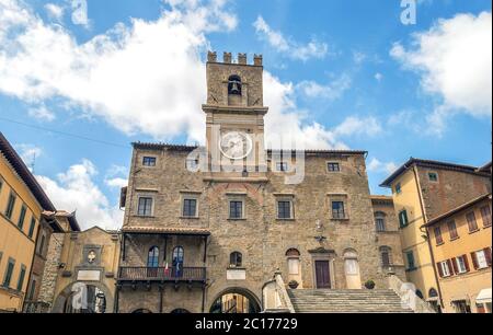 Vue sur l'hôtel de ville de la ville médiévale de Cortona Banque D'Images