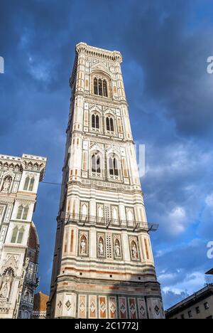 Vue de bas du célèbre Campanile (tour) en une journée nuageux à Florence Banque D'Images