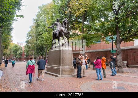 Boston USA - octobre 14 2014; touristes en dessous de la statue de bronze de Paul Revere dans le quartier Northend de Boston par l'artiste Cyrus Edwin Dalin érigé en 1940 Banque D'Images