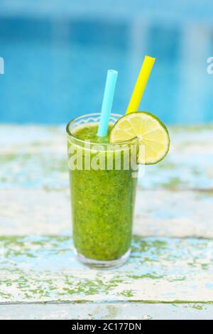 Smoothie aux fruits verts fraîchement mixés dans un verre avec paille Banque D'Images