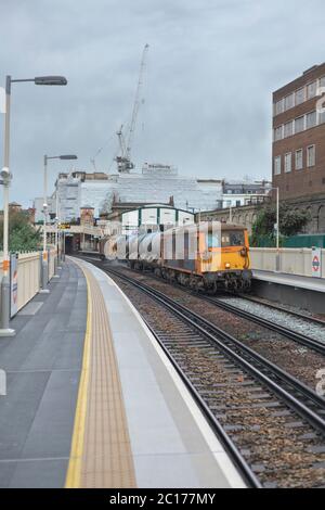 GB Railfreight classe 73 locomotive à double mode sur la ligne ouest de Londres avec un train de traitement de tête de chemin de fer de réseau Rail qui jete les feuilles d'automne de la ligne Banque D'Images