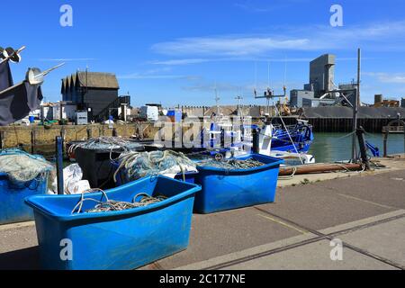 Des bacs remplis de corde pour les bateaux de pêche dans le port de Whitstable Banque D'Images