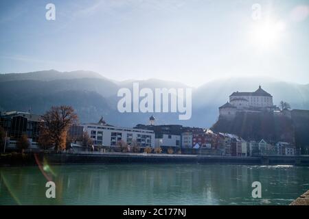 Forteresse de Kufstein beau paysage avec rivière lisse sur un front, l'Autriche. Banque D'Images