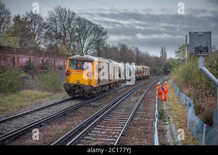 GB Railfreight classe 73 locomotive à double mode sur la ligne ouest de Londres avec un train de traitement de tête de chemin de fer de réseau Rail qui jete les feuilles d'automne de la ligne Banque D'Images