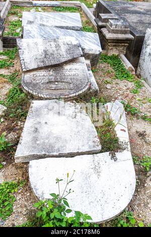 La Nouvelle-Orléans Louisiane, Garden District, historique Lafayette Cemetery numéro 1mausolée, mort, site d'enterrement, cimetière, tombe, headstone, cassé, endommagé, mauvaises herbes, très Banque D'Images