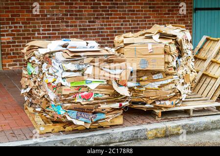 La Nouvelle-Orléans Louisiane,Warehouse District,Julia Street,Street,trottoir,boîtes en carton,aplaties,recyclage,environnement,réduction des déchets,collecte sur le trottoir Banque D'Images