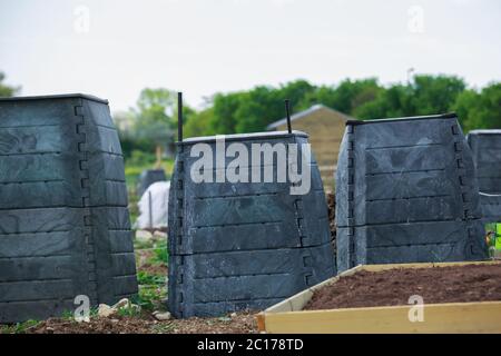 Bac à compost en plastique noir dans le jardin de la ville Banque D'Images