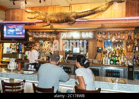 New Orleans Louisiana, French Quarter, Bourbon Street, Oyster Bar, boissons boissons boissons, alcool, bouteilles, verres, barman, homme hommes, femme fémale Banque D'Images