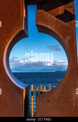 Lac Taupo et collines environnantes vues par sculpture métallique sur le front de mer Banque D'Images