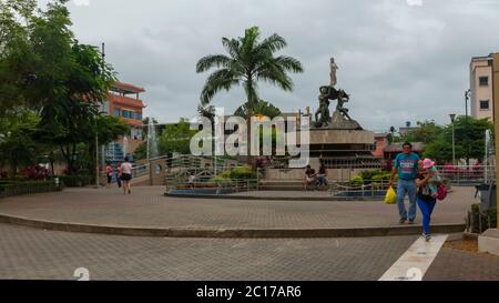 La Concordia, Santo Domingo de los Tsachilas / Equateur - juillet 16 2019: Touristes marchant dans le parc central de la ville de la Concordia sur un nuage Banque D'Images