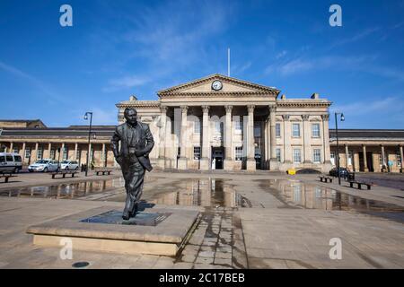 La façade de la gare de Huddersfield qui domine la place Saint-Georges célèbre pour son style néo-classique et son portique de l'ordre Corinthien Banque D'Images