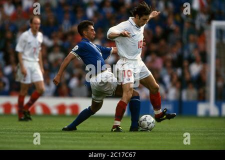 GROSSBRITANNIEN. 12 avril 2020. Football, firo: Championnat européen de football 11.06.1996 Euro 1996 groupe, groupe 3, groupe C, archive photo, archive photos Italie - Russie 2: 1 duels, Aleksandr Mostovoy, versus, Roberto Di Matteo | usage dans le monde crédit: dpa/Alay Live News Banque D'Images